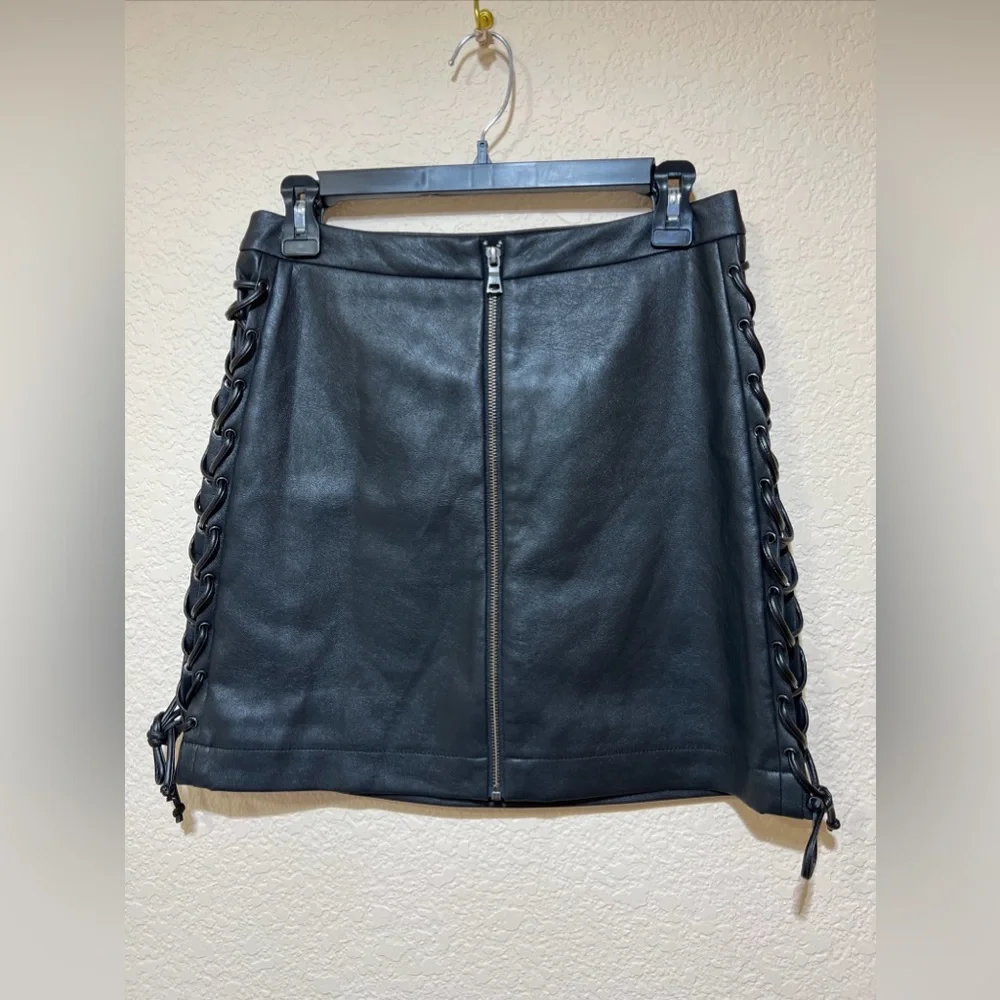 BCBG MAXAZRIA BLACK FAUX LEATHER SIDE LACE UP MINI SKIRT‎ SZ SMALL Y2K